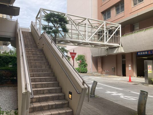 中庭への階段