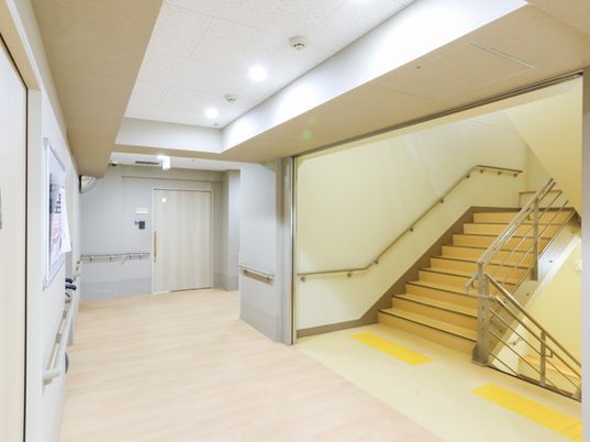 広々とした明るい廊下