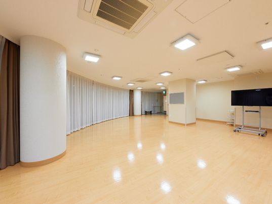 広々とした明るい多目的室