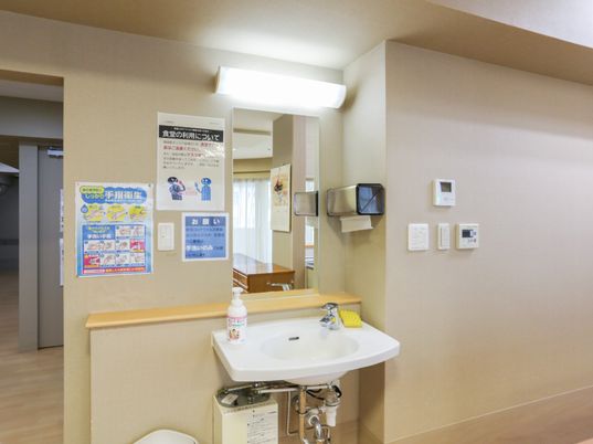 清潔な洗面台と掲示物