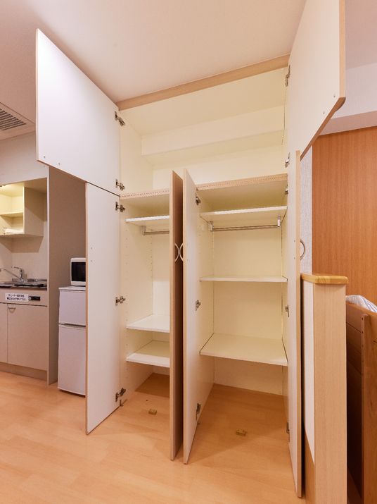 明るい居室のクローゼット