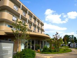 清潔感のある建物エントランス