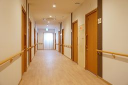 明るい通路の風景