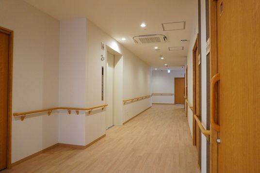 明るい廊下の風景