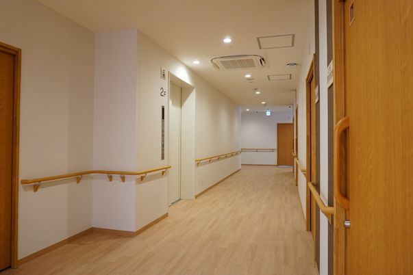 明るい廊下の風景