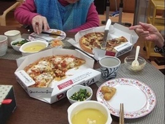 食事の時間のダイニングテーブル