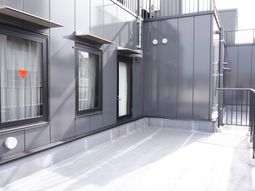 モダンな建物のバルコニー
