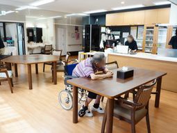 居室内のテーブルと椅子