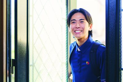 男性が扉を開ける様子