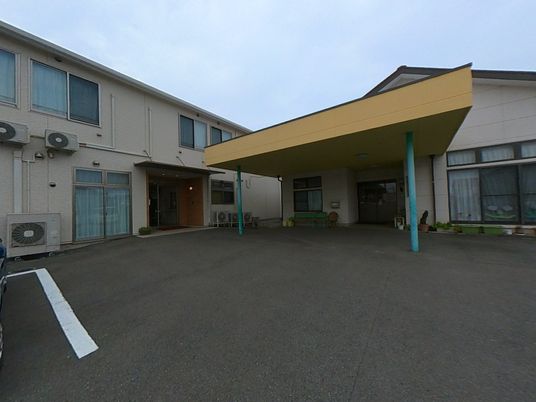 広々とした明るいエントランス