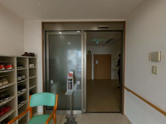 エントランスと廊下の風景