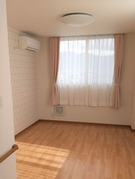 明るい個室の居室
