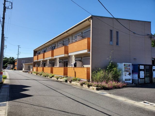 木目調の外壁の建物外観 外観 木目調の外壁が温かみを感じさせる建物です。明るい周囲の環境と調和しており、快適な勤務空間を提供しています。