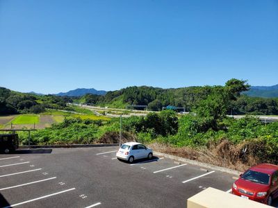 自然に囲まれた駐車場