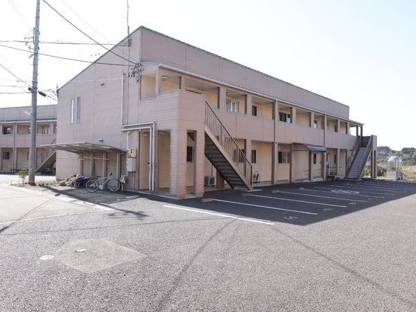 複数階建ての建物外観