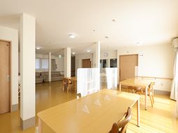 清潔なダイニングスペース