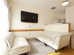 ソファとテレビのある居室