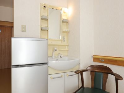 洗面台と冷蔵庫のある居室