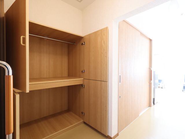 居室の開放的なクローゼット 居室 広々とした収納スペースのある部屋で、日々の生活に必要な物品を整理整頓しておくことができます。明るくて安全な環境が整っており、快適な生活を支援しています。