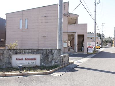 木目調の外壁の建物前景