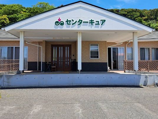 施設の正面玄関  
