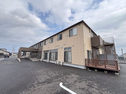 広々とした建物外観
