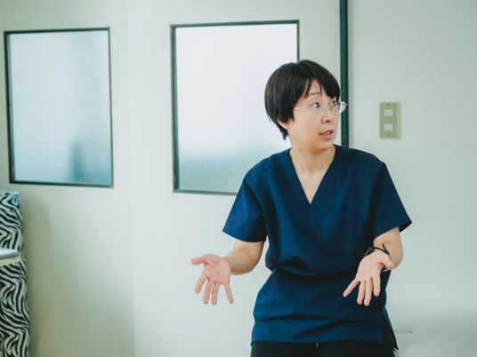 スタッフが会話する室内  