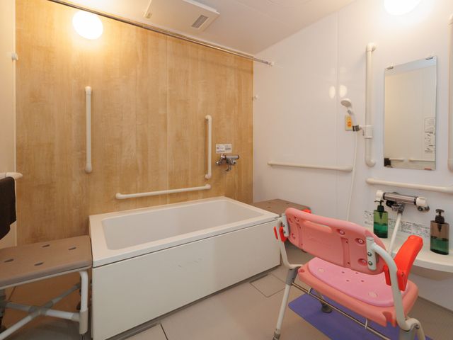 バリアフリー対応の浴室 浴室 手すり付きの広々とした浴室です。安心してご利用いただける工夫が随所に施されており、就業をご検討の方におススメの環境です。