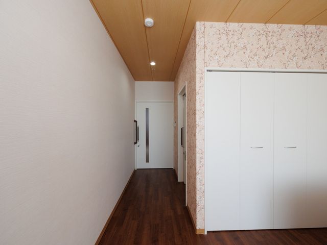清潔感のある廊下 居室 広々とした清潔な廊下は、明るく落ち着いた雰囲気を醸し出しており、毎日の快適な移動が期待できます。