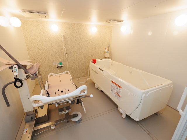 機能的な清潔な浴室設備 浴室 最新式のリフト付きバスタブを装備しており、安全に快適な入浴がサポートされています。