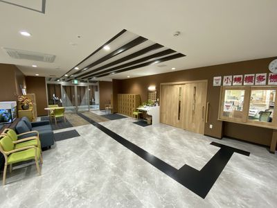 広々とした快適なラウンジ