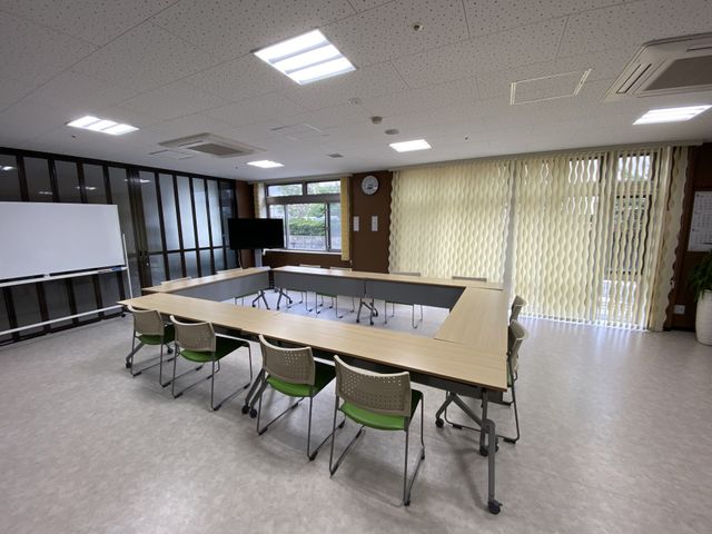 広々とした多目的室 多目的室 ゆとりある空間の多目的室です。お茶会や活動にも最適な広さで、皆さまの交流の場としてご活用いただけます。