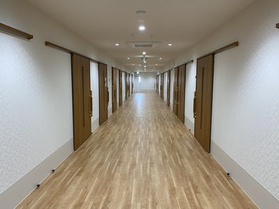 明るい廊下の風景