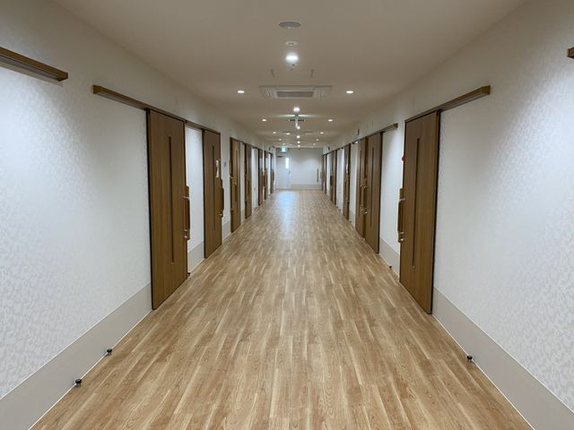 明るい廊下の風景 廊下 ゆったりとした広々とした廊下です。清潔感があり、安心して歩行できる環境が整っています。
