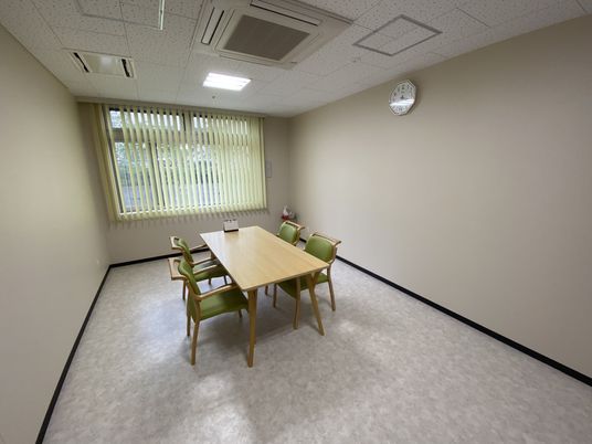 落ち着いた雰囲気の多目的室