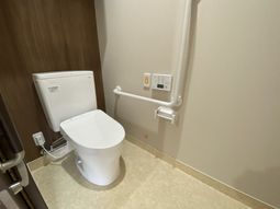 安全な手すり付きトイレ