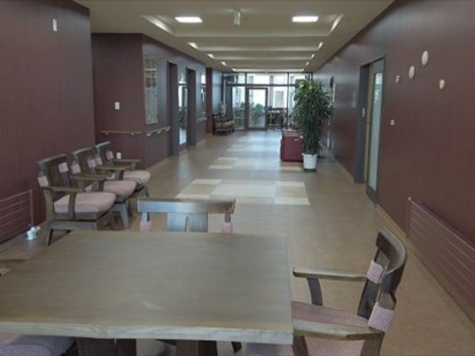 椅子が並ぶ廊下  