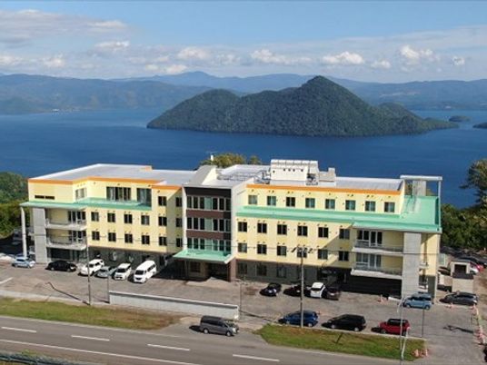 湖畔に建つ施設外観  