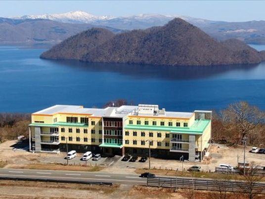 湖畔の建物外観  