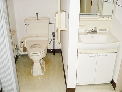 手すり付トイレと洗面台