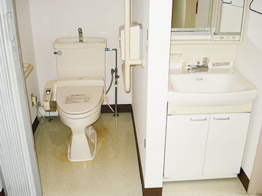 手すり付トイレと洗面台