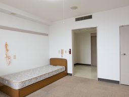 洋室のベッドと廊下