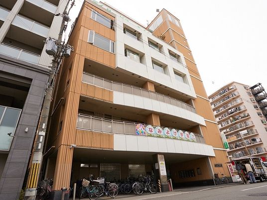 多階層の建物外観