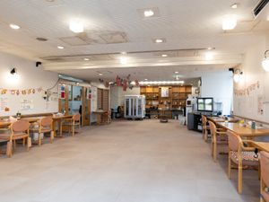 広々とした明るい食堂