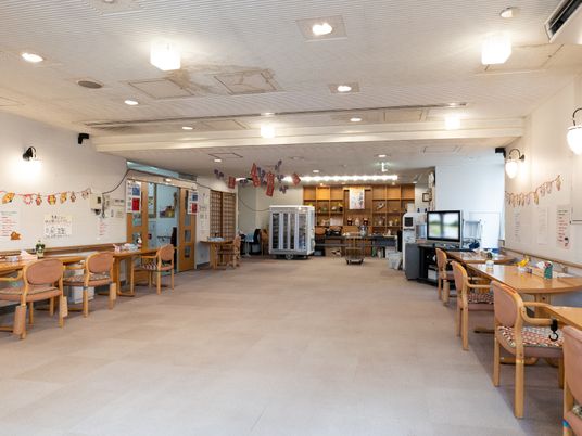 広々とした明るい食堂