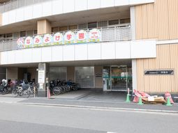 明るい外観の建物入口