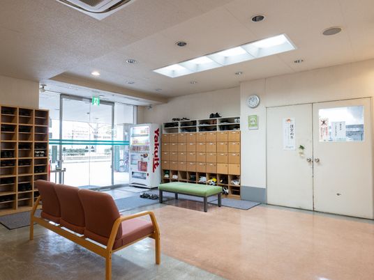 エントランスの靴箱とベンチ