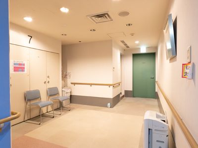 廊下の手すりと椅子