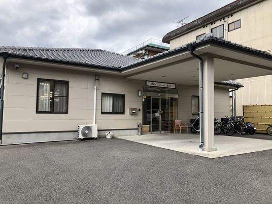 施設のエントランス外観  