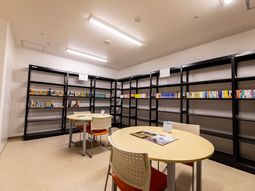 図書スペースの明るい様子